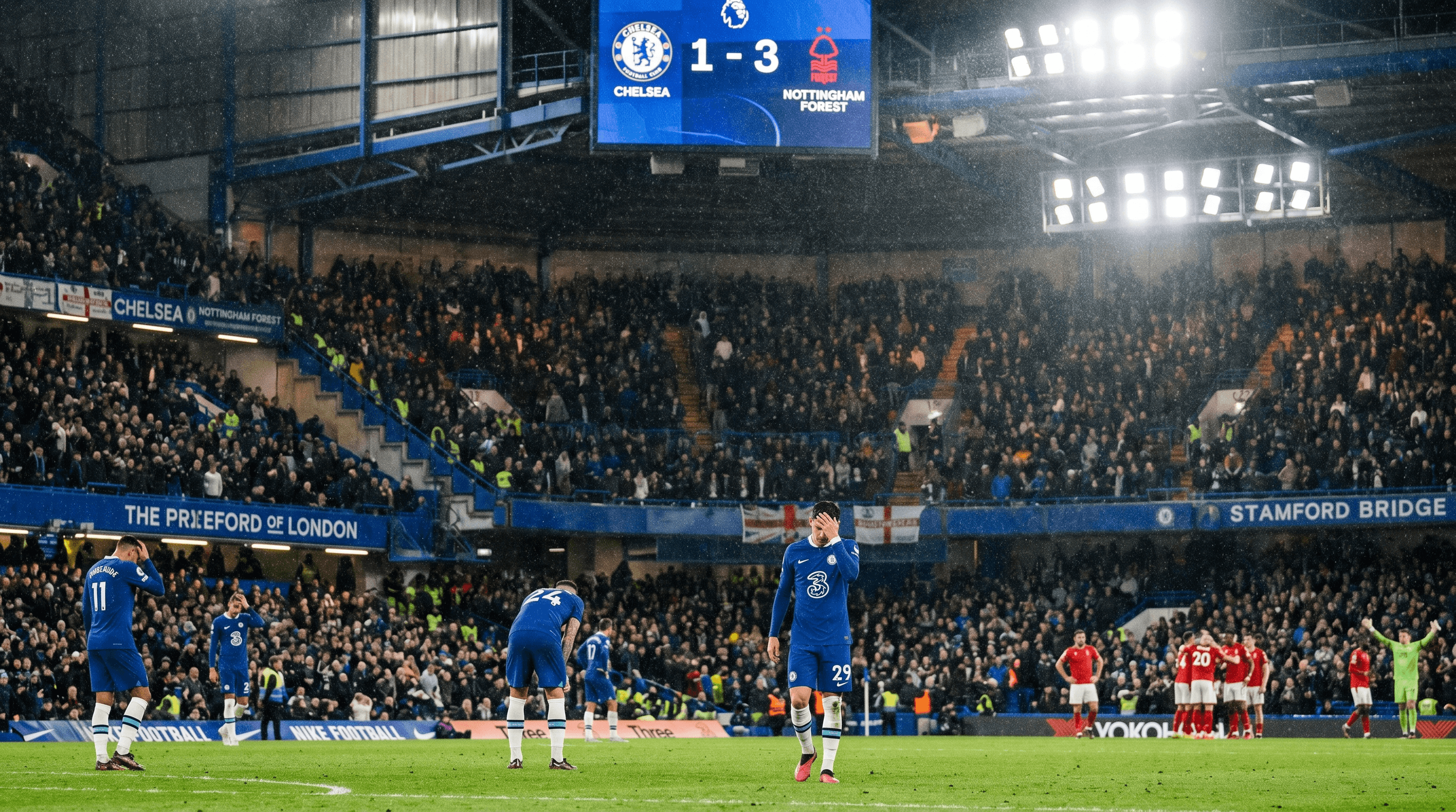Calum McFarlane y jugadores del Chelsea tras la derrota ante Nottingham Forest